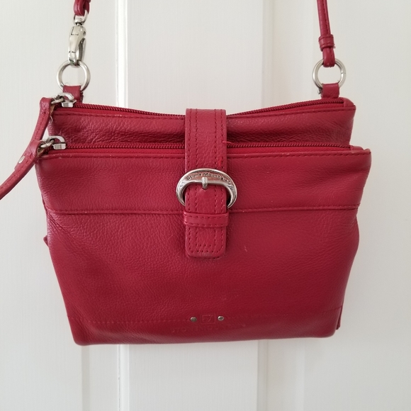 Stone Mountain Accessories Handbags - Great organizer small purse